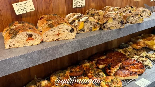 ブーランジェリーメゾン辻の店内に並ぶクロワッサンやハード系パン2