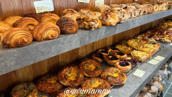 ブーランジェリーメゾン辻の店内に並ぶクロワッサンやハード系パン3