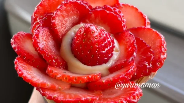 カルルトラックで修行中の店主さんが焼いてくれたフォロワー限定いちごスペシャルクレープ2