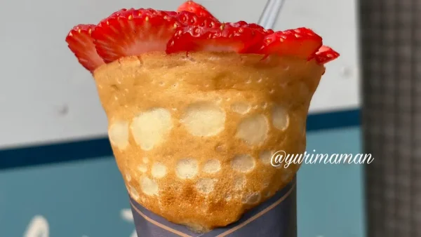 カルルトラックで修行中の店主さんが焼いてくれたフォロワー限定いちごスペシャルクレープ3