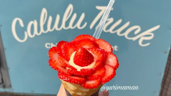 カルルトラックで修行中の店主さんが焼いてくれたフォロワー限定いちごスペシャルクレープ1