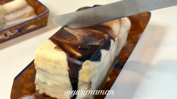 シャトレーゼ「チョコバッキー THE CAKE」をナイフでカットする瞬間