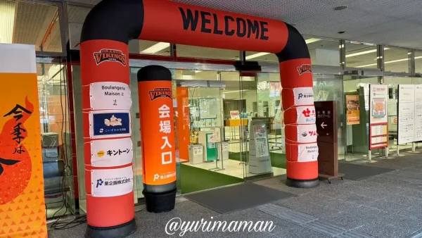 愛媛オレンジバイキングス試合当日の会場入口のイベント雰囲気