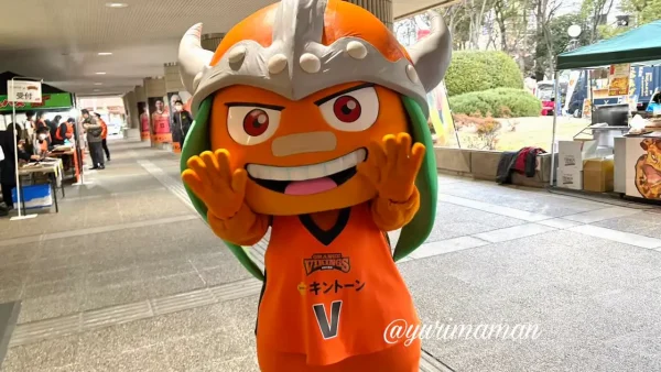 愛媛オレンジバイキングス試合当日にマスコットキャラクターバルト君がお出迎え