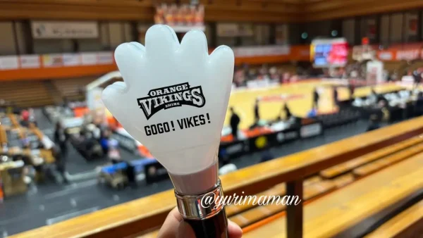 愛媛オレンジバイキングスのグッズ「パチパチペンライト」