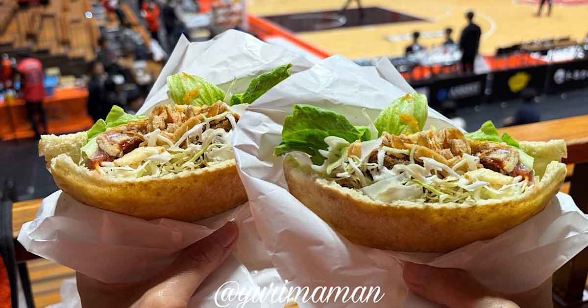 平日夜でも賑わう愛媛オレンジバイキングスの試合会場とキッチンカーグルメの様子｜サムネイル画像