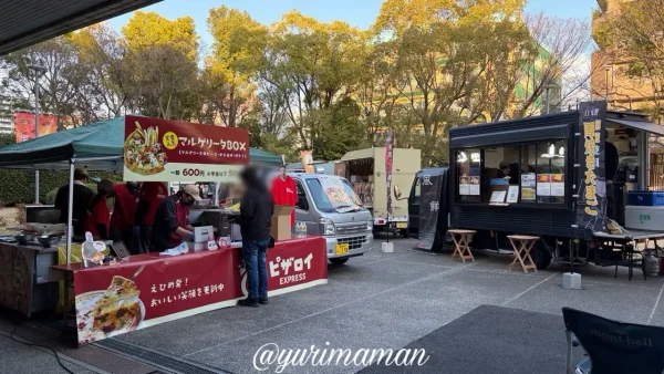 愛媛オレンジバイキングス試合前のスタジアムに並ぶキッチンカーエリアの様子1