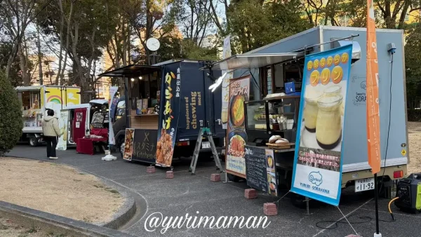 愛媛オレンジバイキングス試合前のスタジアムに並ぶキッチンカーエリアの様子2