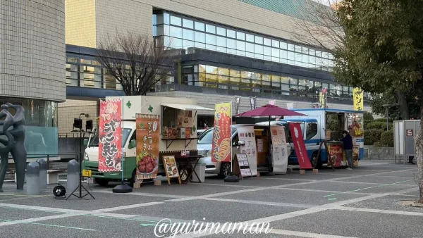 愛媛オレンジバイキングス試合前のスタジアムに並ぶキッチンカーエリアの様子3