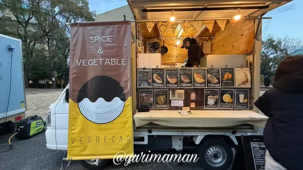 カレーとピタサンドのキッチンカー「ベグレカー」の外観