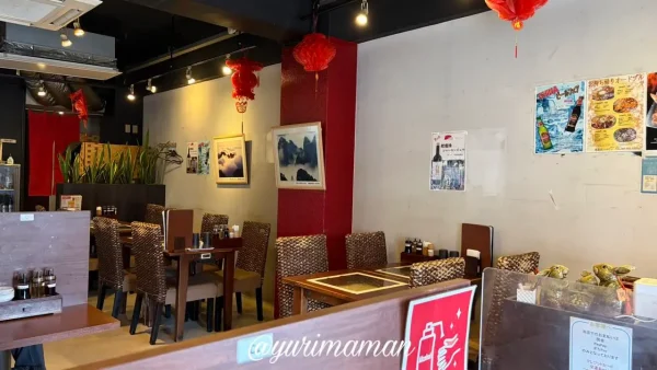 松山駅近くの町中華「美食坊ハルピン」内観写真