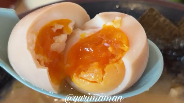 一門家 今治店の味玉（黄身がとろとろで濃厚）