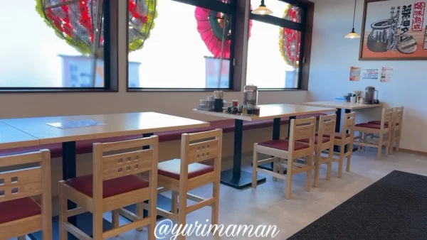 一門家 今治店の店内（テーブル席があり家族連れでも利用しやすい）