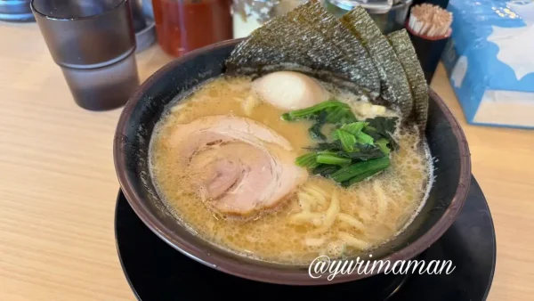 一門家 今治店の豚骨味玉ラーメン（醤油）