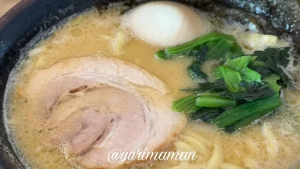 一門家 今治店の豚骨味玉ラーメン（醤油）2