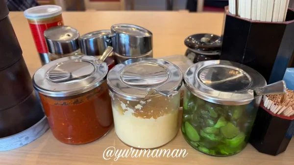 一門家 今治店の卓上調味料（トッピング）