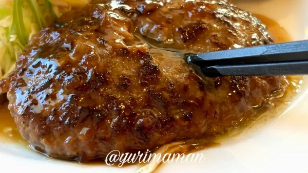 ジョイフル日替わりランチのハンバーグを割ったところ（肉汁がじゅわり）