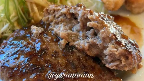 ジョイフル日替わりランチのハンバーグを割ったところ（肉汁がじゅわり）2