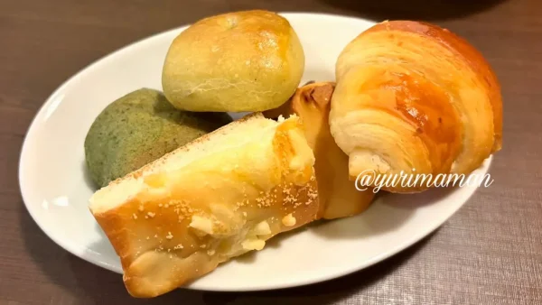 鎌倉パスタのパン食べ放題でたくさん盛り付けた焼きたてパン