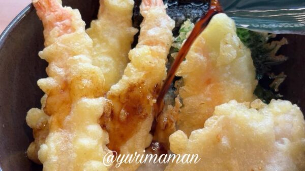 くら寿司の天丼にタレをかけた揚げたて天ぷら1