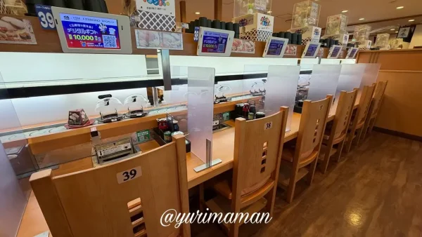 くら寿司 伊予松前店の内観写真（カウンター席がありひとりランチも可）