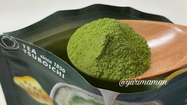 抹茶ラテの粉末（スプーンですくった様子）