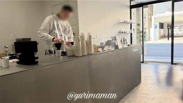 THE CUE COFFEEのスタイリッシュな店内とコーヒーを淹れる様子