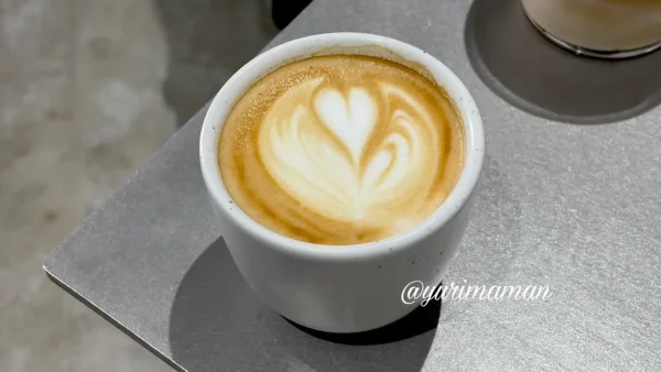 THE CUE COFFEEのカフェラテ（松山市）