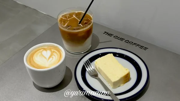 THE CUE COFFEEで楽しむコーヒーとスイーツのあるテーブル風景2