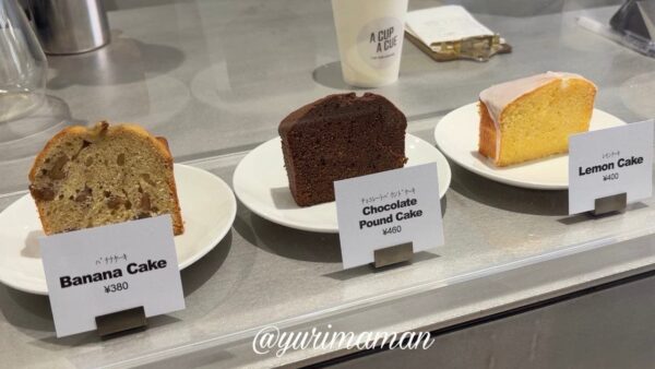 THE CUE COFFEEのティラミスやチーズケーキなどスイーツのショーケース2