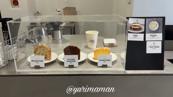 THE CUE COFFEEのティラミスやチーズケーキなどスイーツのショーケース1