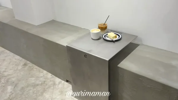 THE CUE COFFEEで楽しむコーヒーとスイーツのあるテーブル風景