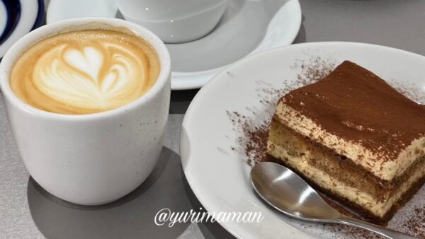 THE CUE COFFEEのカフェラテとほろ苦ティラミス（松山市）