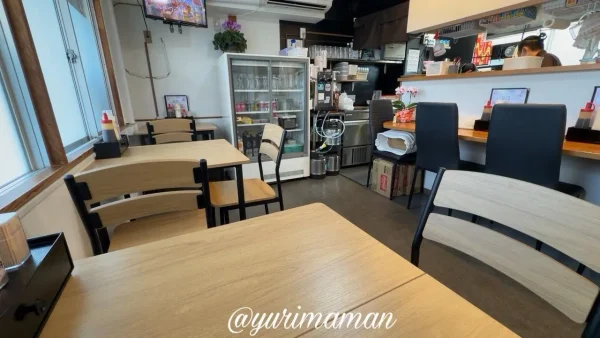 お好み鉄板焼き∞無限の店内テーブル席の様子