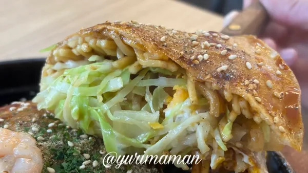 三津浜焼きの麺とキャベツの断面（松山市木屋町）