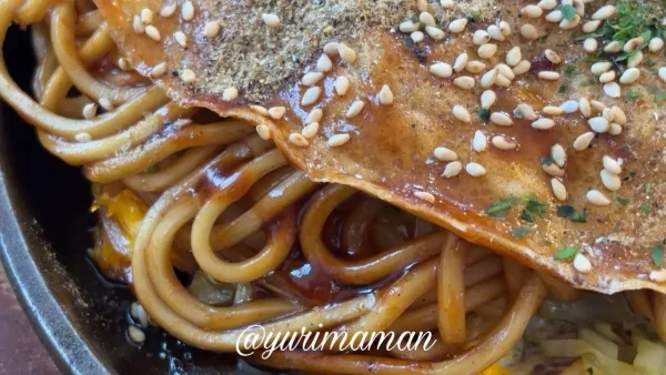 三津浜焼きお好み焼きランチ（そば）950円の鉄板焼き3