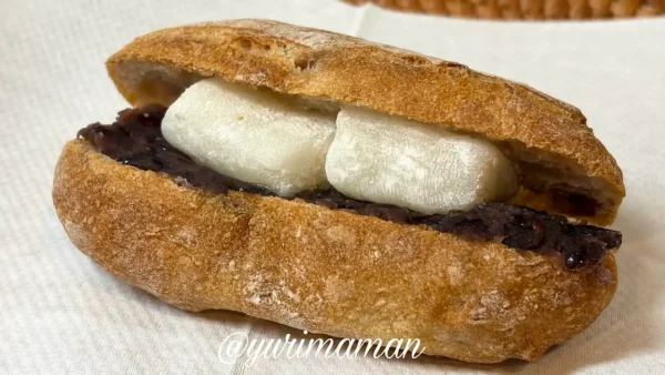 パン屋晴れの日の新作パン「くるみあんもっち」（あんこ＆お餅サンド）