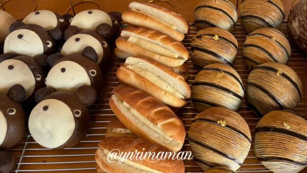 パン屋晴れの日のパンの種類（パンダパンやショコラなど）