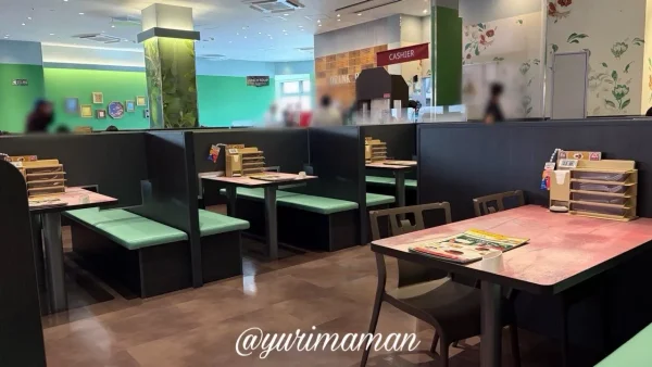 サイゼリヤ エミフルMASAKI店の店内席のようす - ゆりママんブログ サイゼリヤ エミフルMASAKI店の店内席のようす