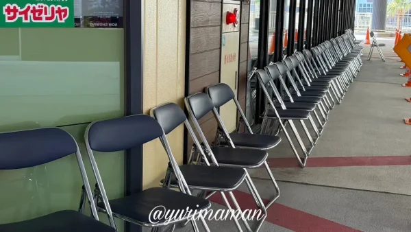 サイゼリヤ エミフルMASAKI店の待機列用の椅子 - ゆりママんブログ サイゼリヤ エミフルMASAKI店の待機列用の椅子