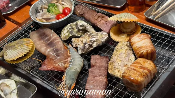 しまなみ牡蠣処で牡蠣や食材を焼いている様子（今治市）