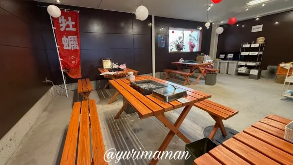 しまなみ牡蠣処の店内のようす（席料金なしで牡蠣を焼ける）