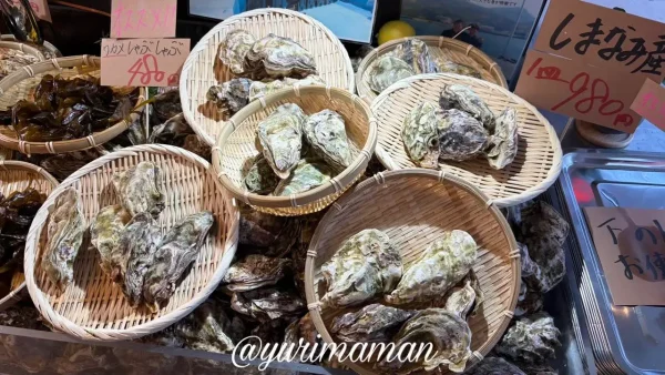 しまなみ牡蠣処で販売されている殻付き牡蠣（今治・大島産）