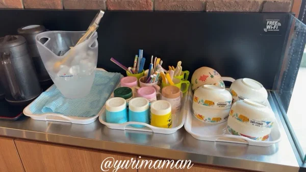 天までとどけのセルフコーナー（お冷や子ども用食器が用意されていて子連れでも安心）