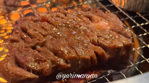 焼肉きんぐでお肉を焼いている様子(火炎が上がる迫力) - ゆりママんブログ 焼肉きんぐでお肉を焼いている様子(火炎が上がる迫力)