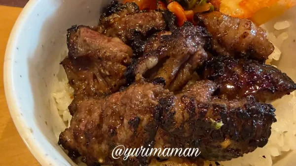 焼肉きんぐのきんぐカルビをご飯にのせて肉丼風にした食べ方アレンジ - ゆりママんブログ 焼肉きんぐのきんぐカルビをご飯にのせて肉丼風にした食べ方アレンジ