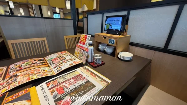 ゆず庵の松山久米店の店内の様子。落ち着いた雰囲気でランチ食べ放題をゆっくり楽しめる2