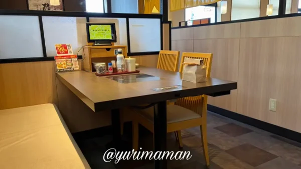 ゆず庵の松山久米店の店内の様子。落ち着いた雰囲気でランチ食べ放題をゆっくり楽しめる1