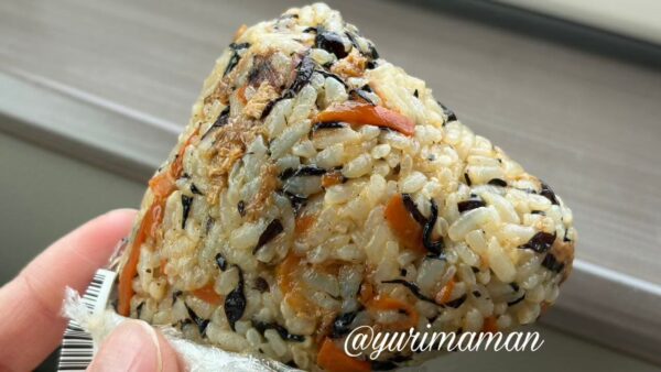 イオン店内にぎりのひじきごはんおにぎり