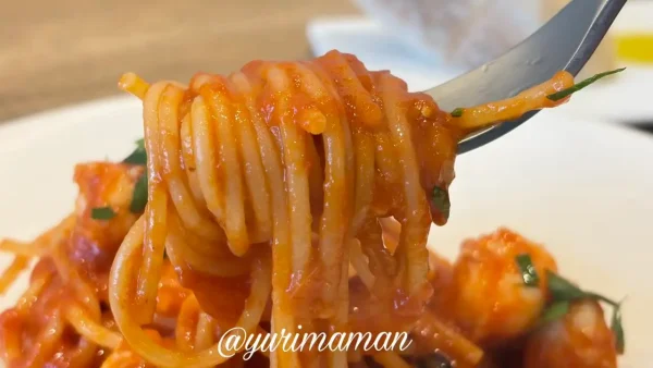 ぷりぷりの天使の海老がのったアラビアータパスタ2